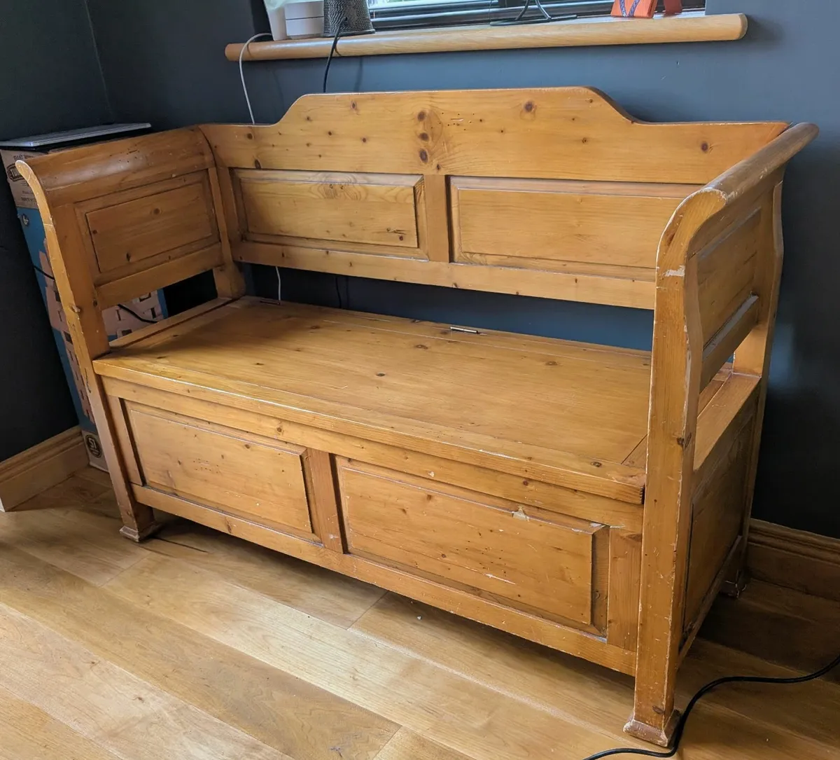 Wooden storage bench - Image 1
