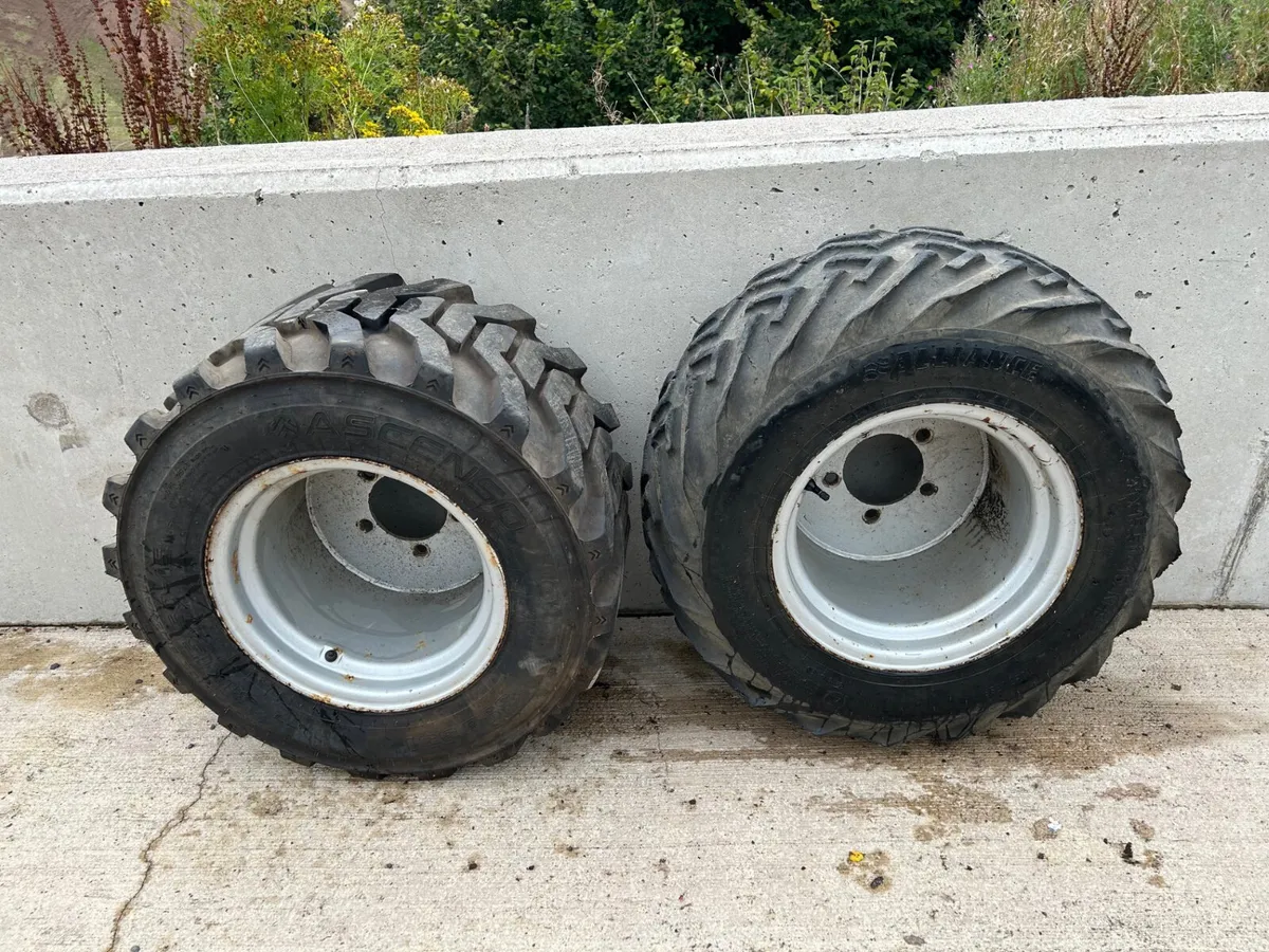 x2 5 Stud Wheels (31x15.50-15) - Image 1