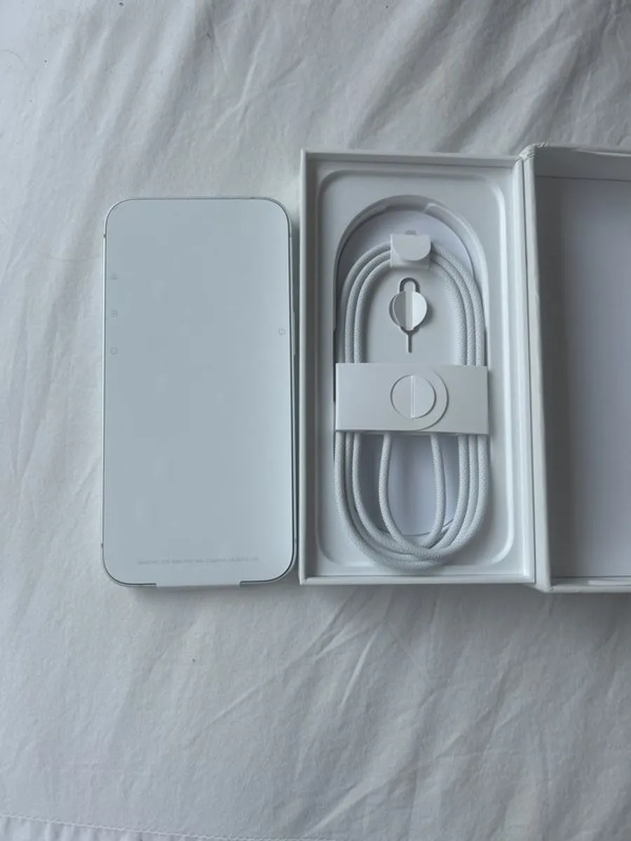 Brand New Iphone 16 - Image 4