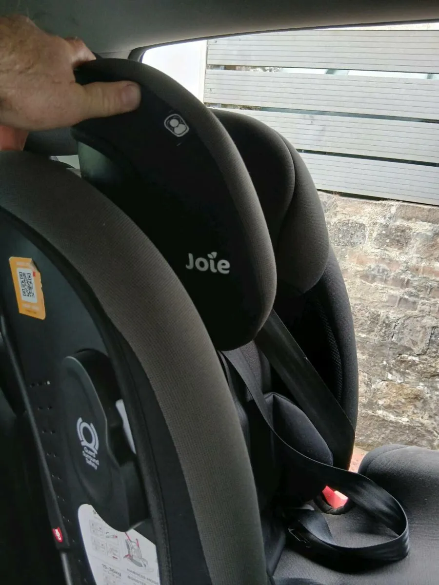 Joie car seat isofix - Image 1