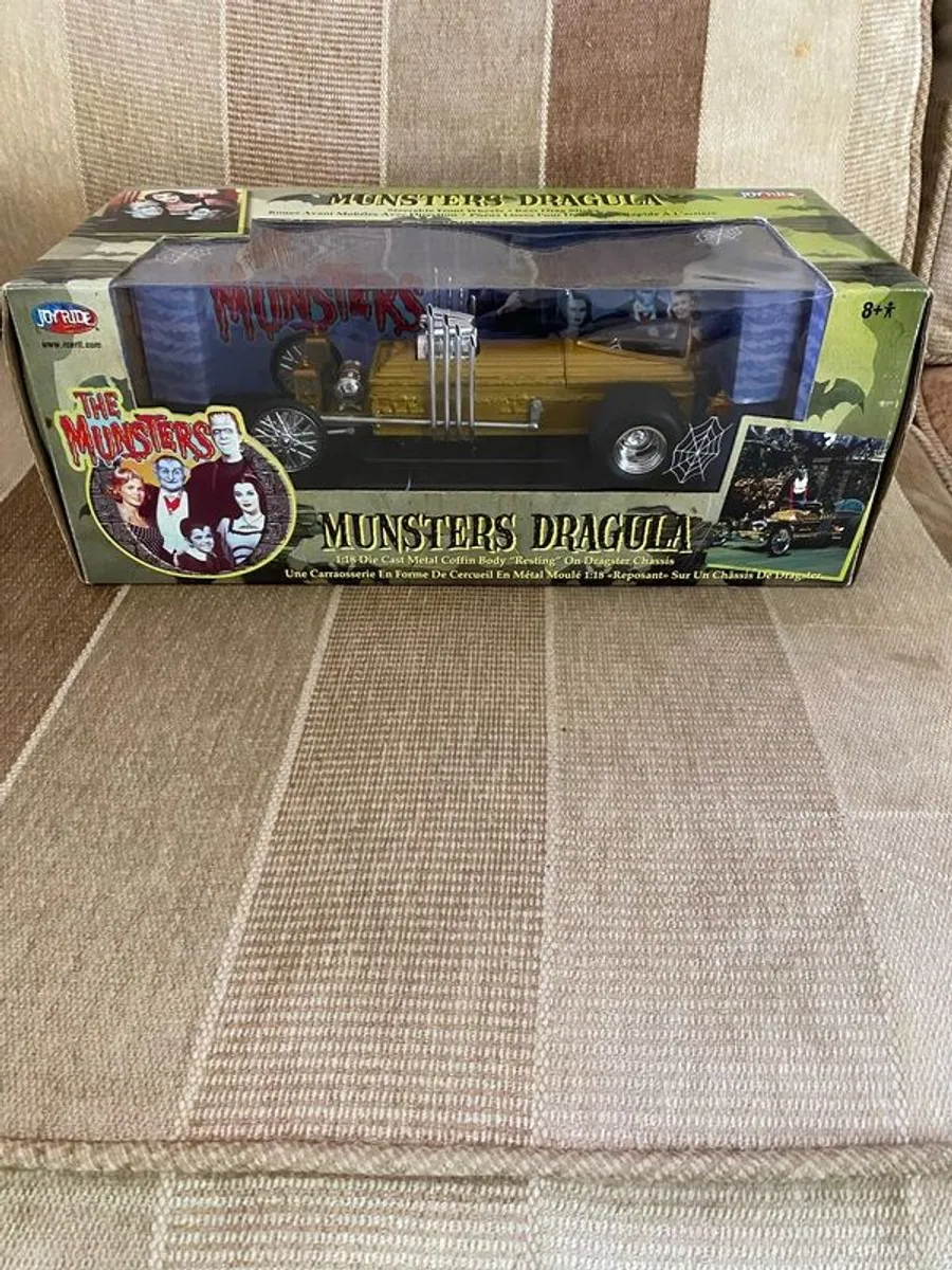 Munsters Dracula  1:18 - Image 1