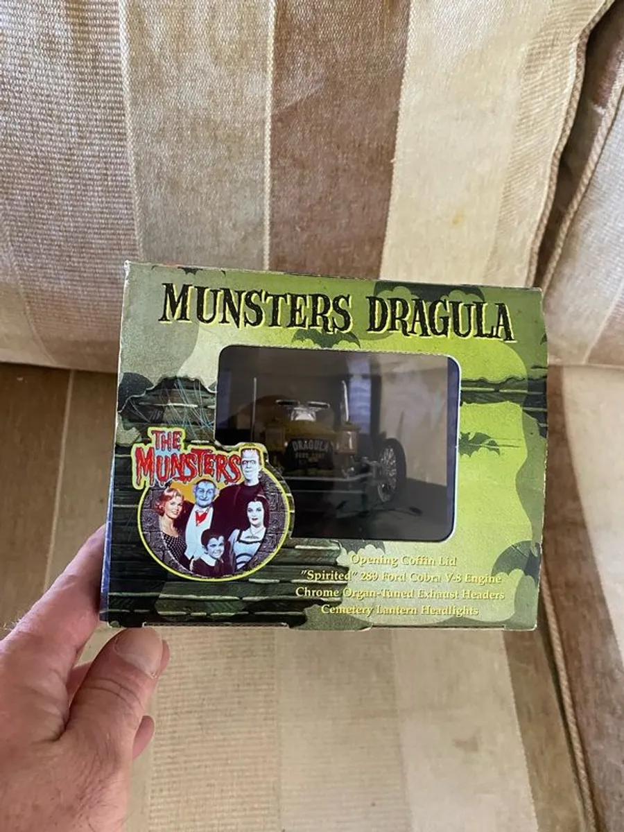 Munsters Dracula  1:18 - Image 3