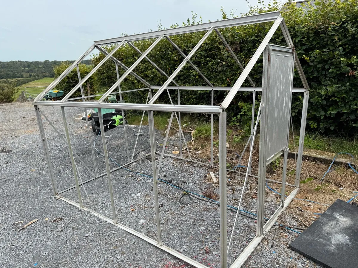Glass house - Image 1