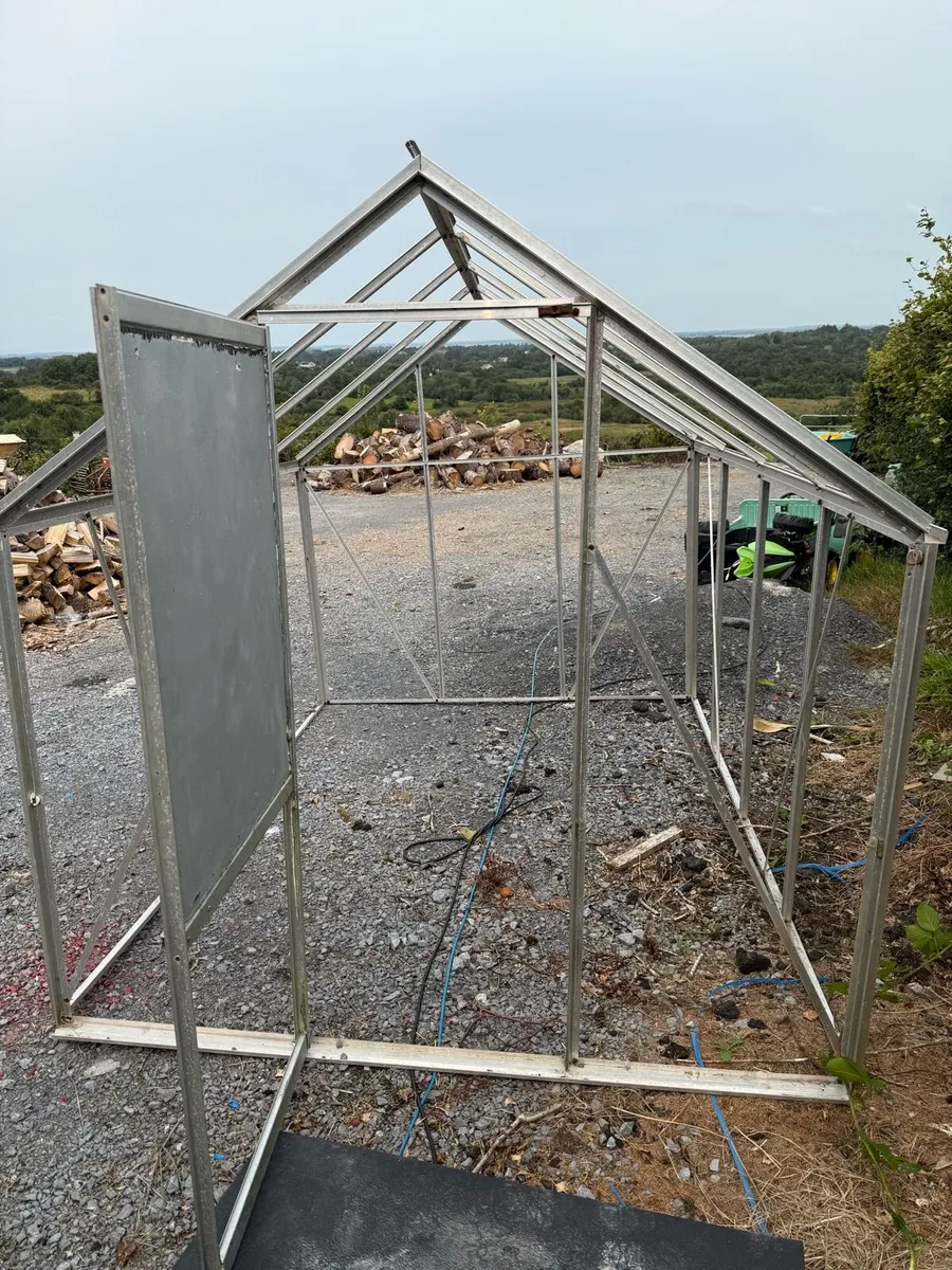 Glass house - Image 2