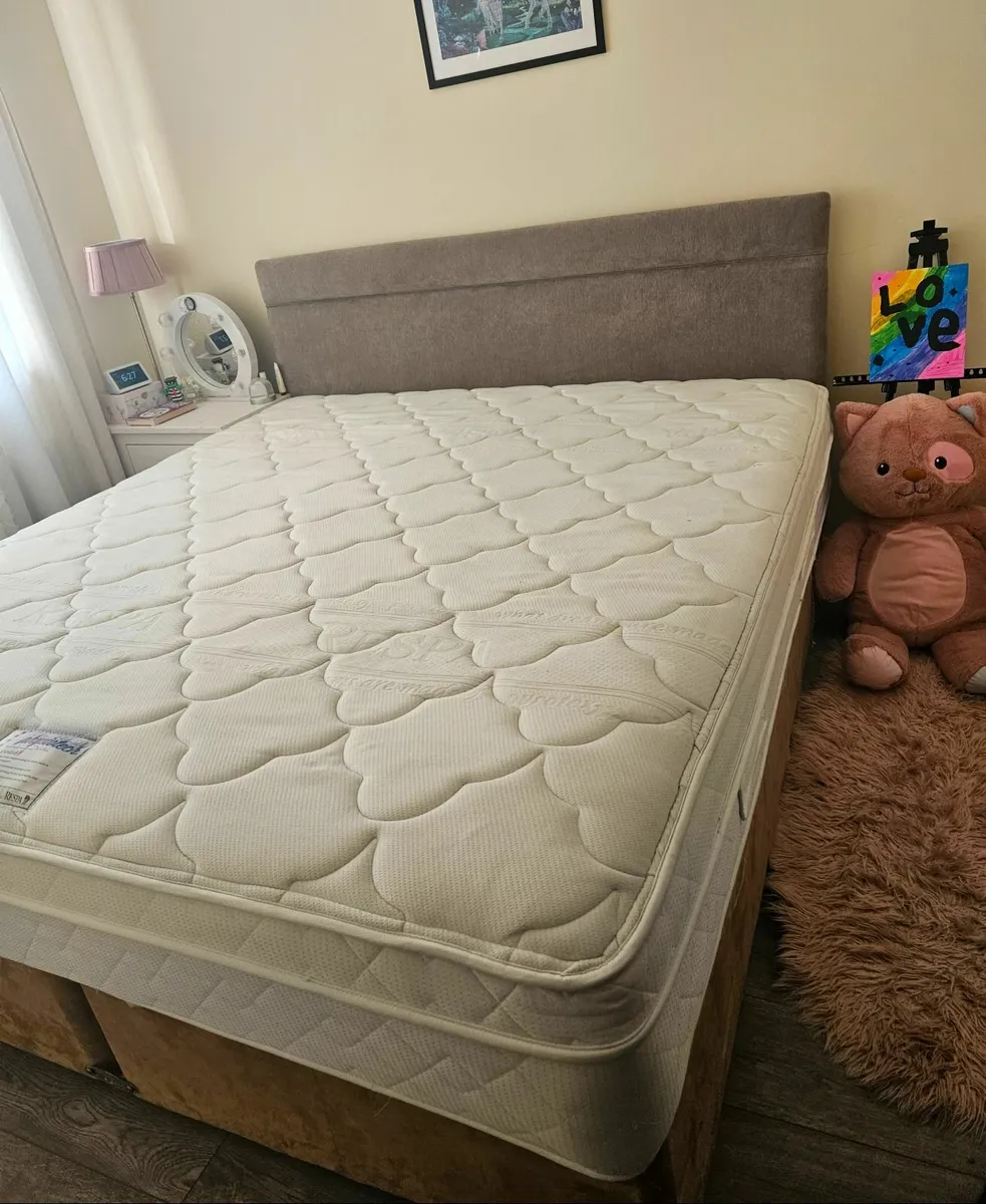 Super-King bed with two drawers, mattreas and head - Image 1
