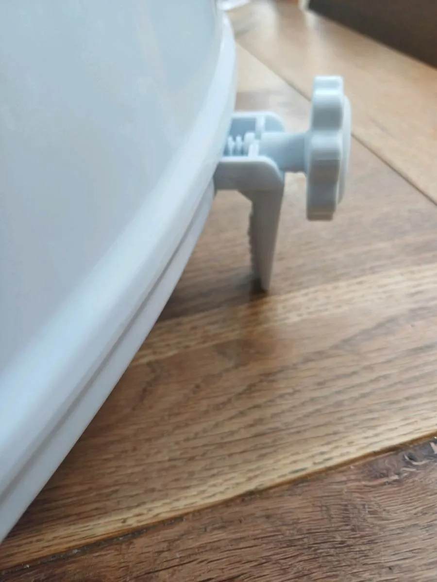 Raised toilet seat - Image 4