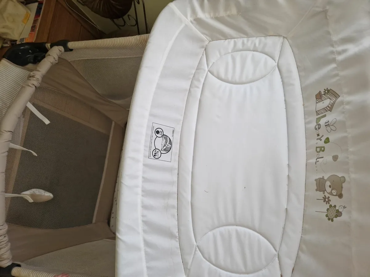 travel cot - Image 1