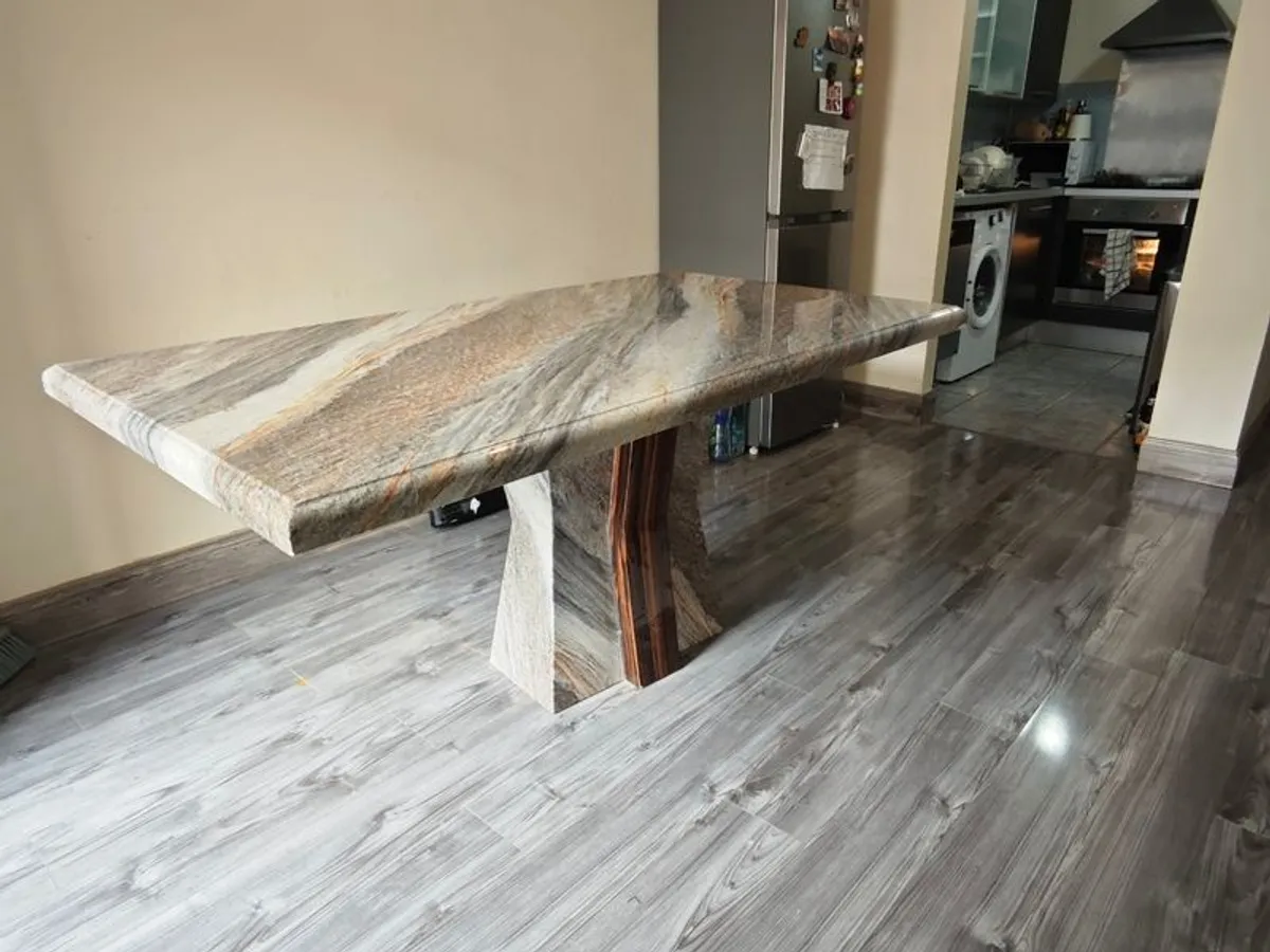 Marble table - Image 1