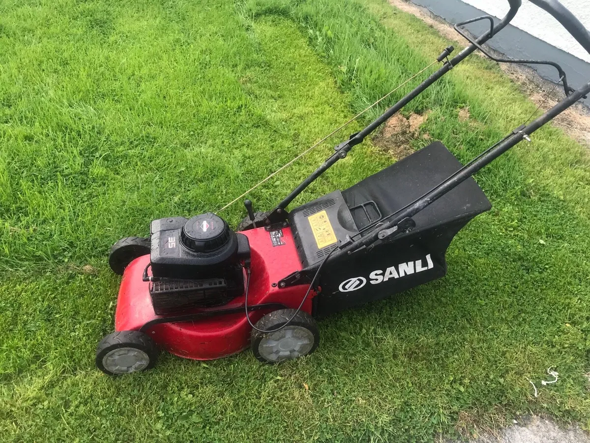 Briggs and stration Lawnmower - Image 2