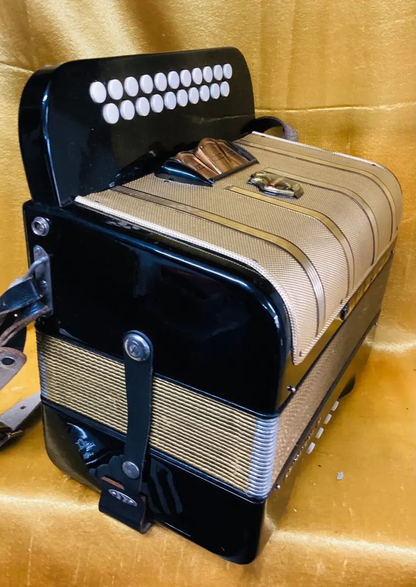 HOHNER D/D#  PRIMATONA IV 4 VOICE BUTTON ACCORDION - Image 4