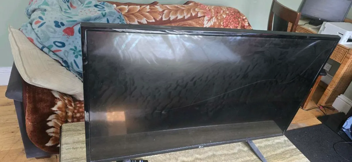LG 43UH603V 43″ 4K TV – Broken Screen – For Parts - Image 2