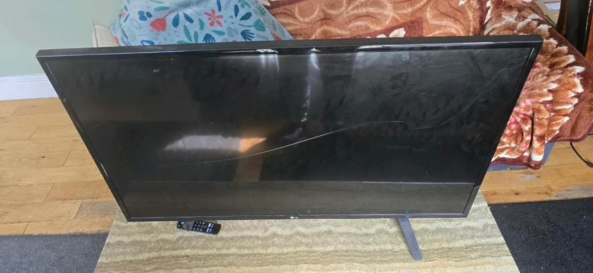 LG 43UH603V 43″ 4K TV – Broken Screen – For Parts - Image 3