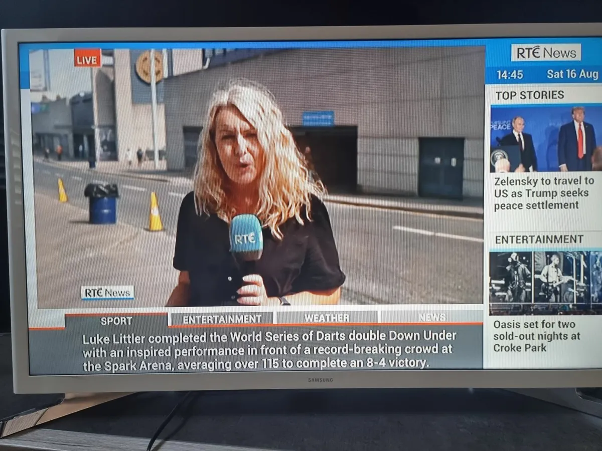Samsung 32" smart TV - Image 1