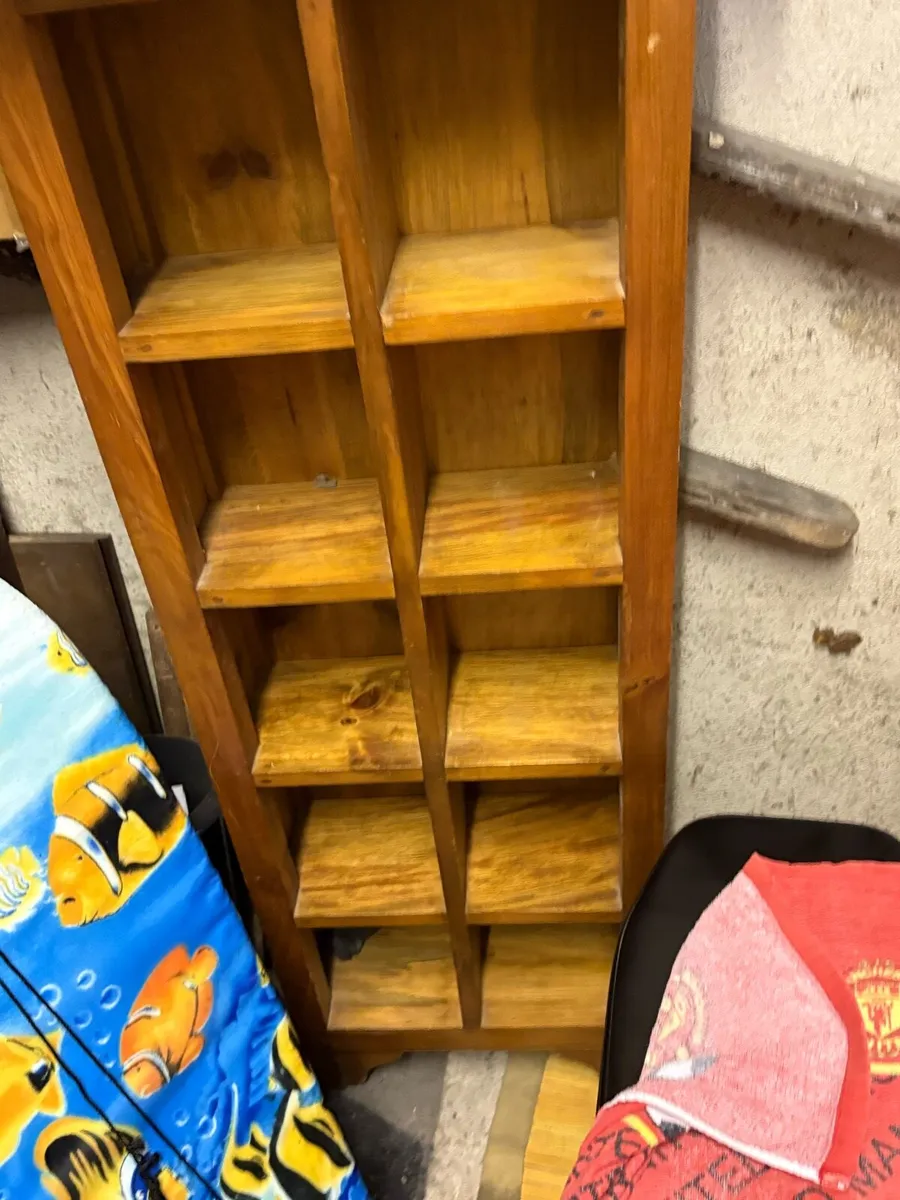 Bookcase / dvds - Image 1