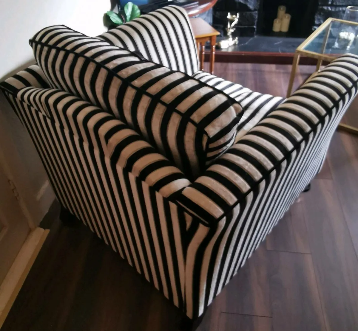 Cream and black large cream accent armchair - Image 3
