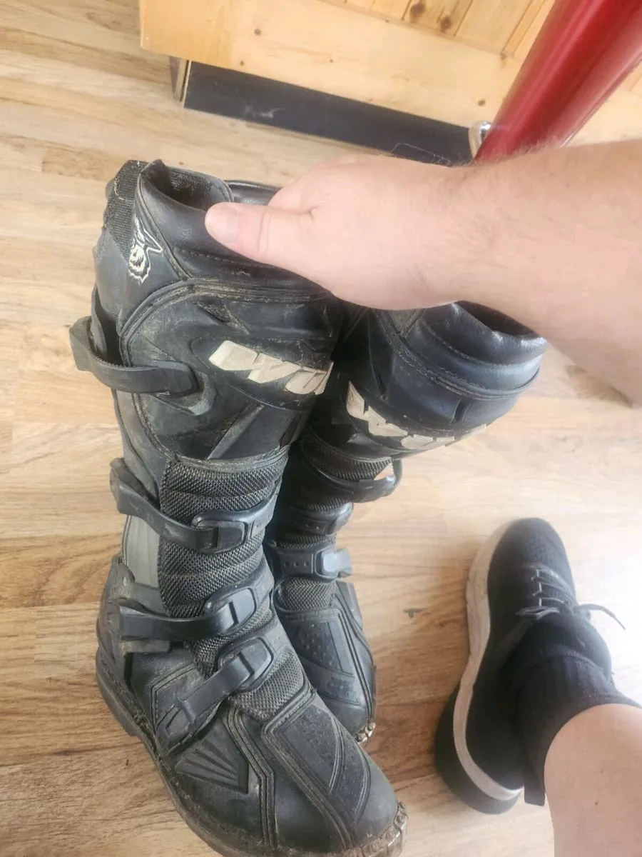 Motorbikes helmet and boots - Image 4
