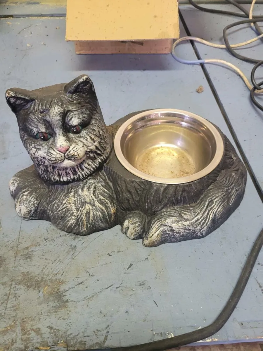 Vast iron cat feedee