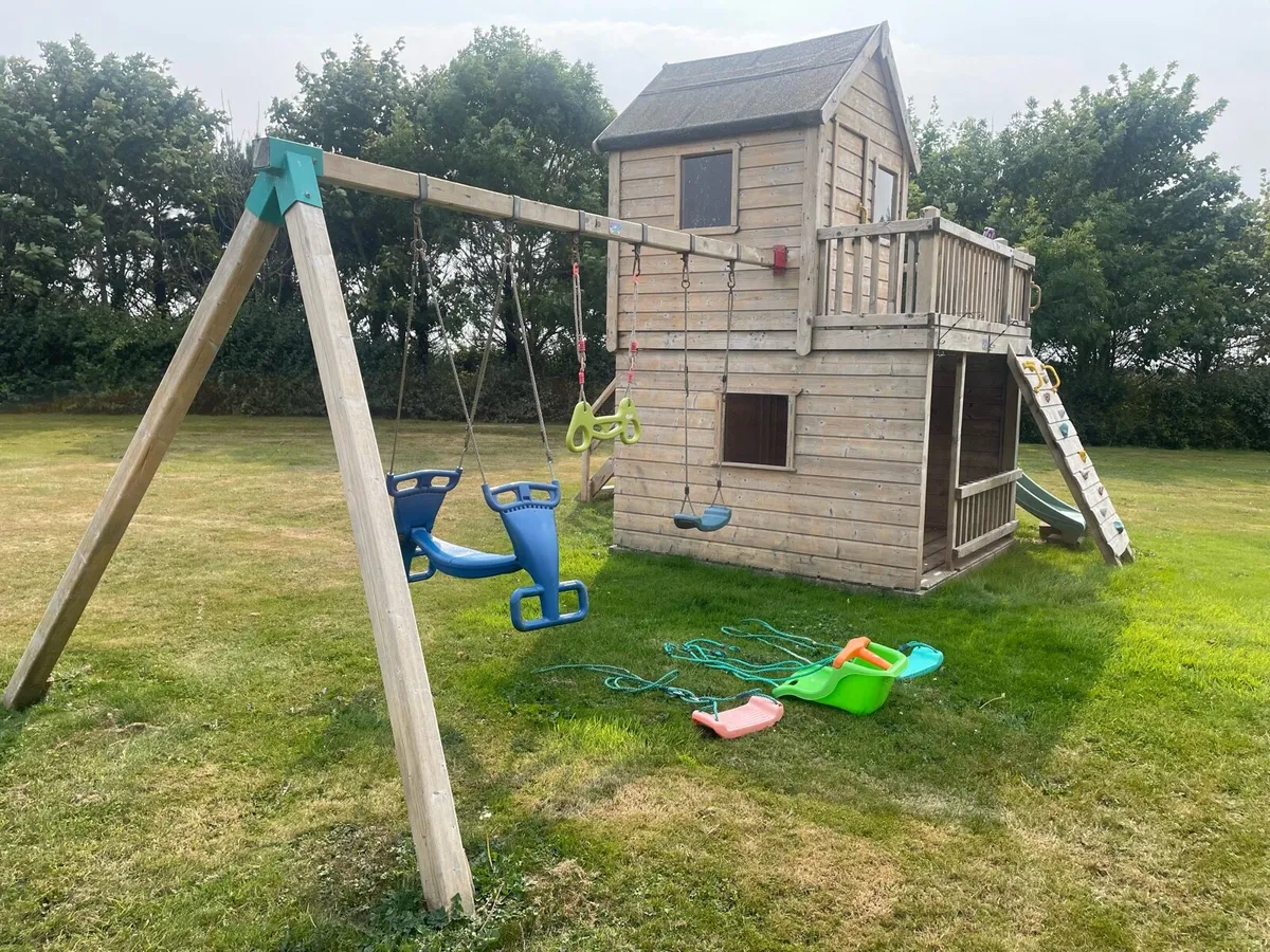 Playhouse and swing - Image 1