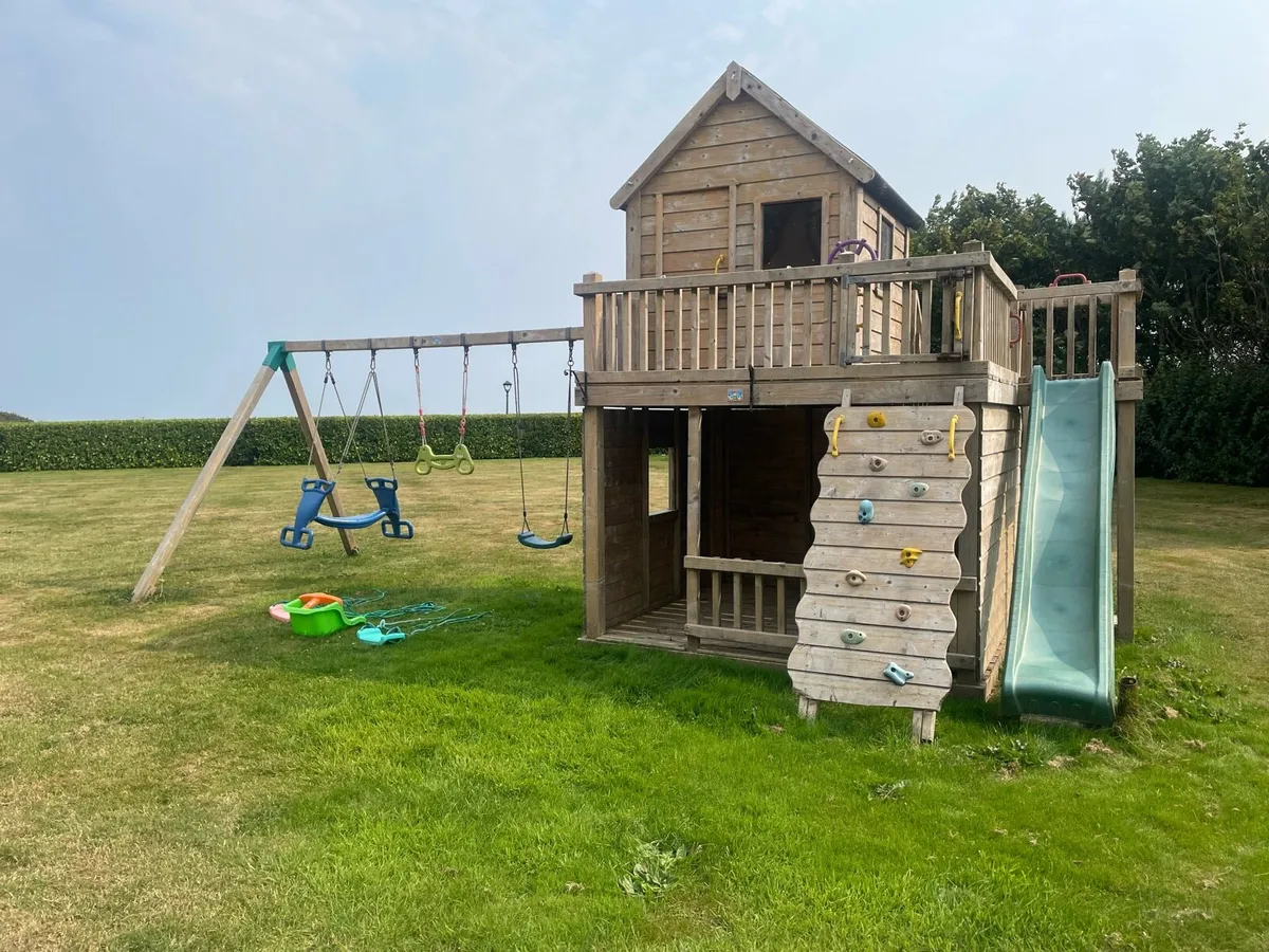 Playhouse and swing - Image 2