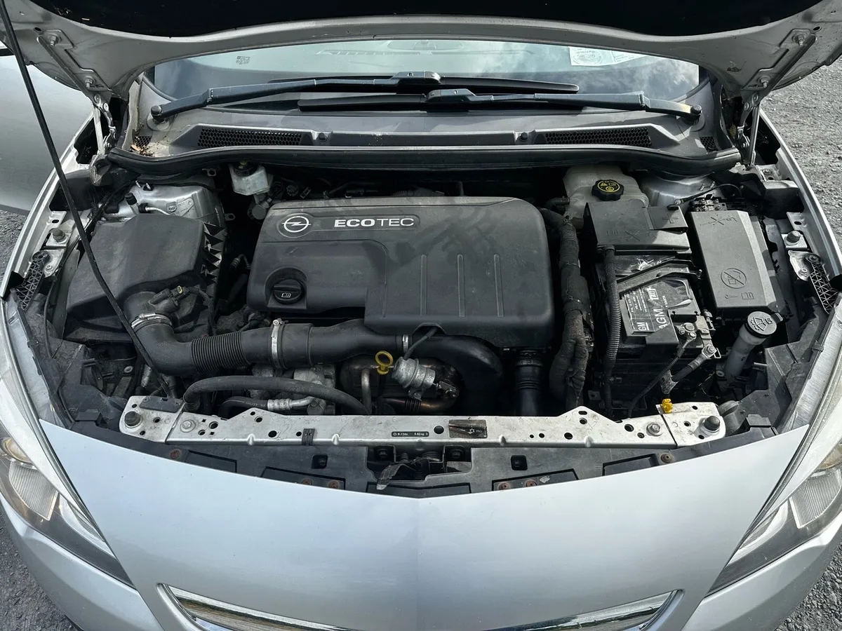 Opel Astra GTC 2012 1.7L Diesel - Image 4