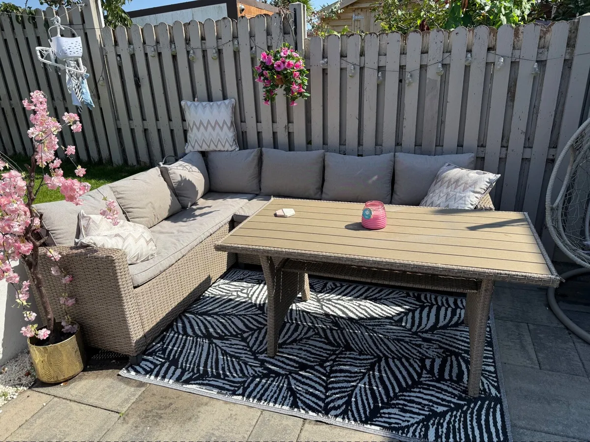 Garden sofa and table - Image 1