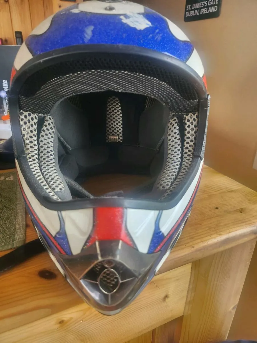 Motorbikes helmet and boots - Image 2