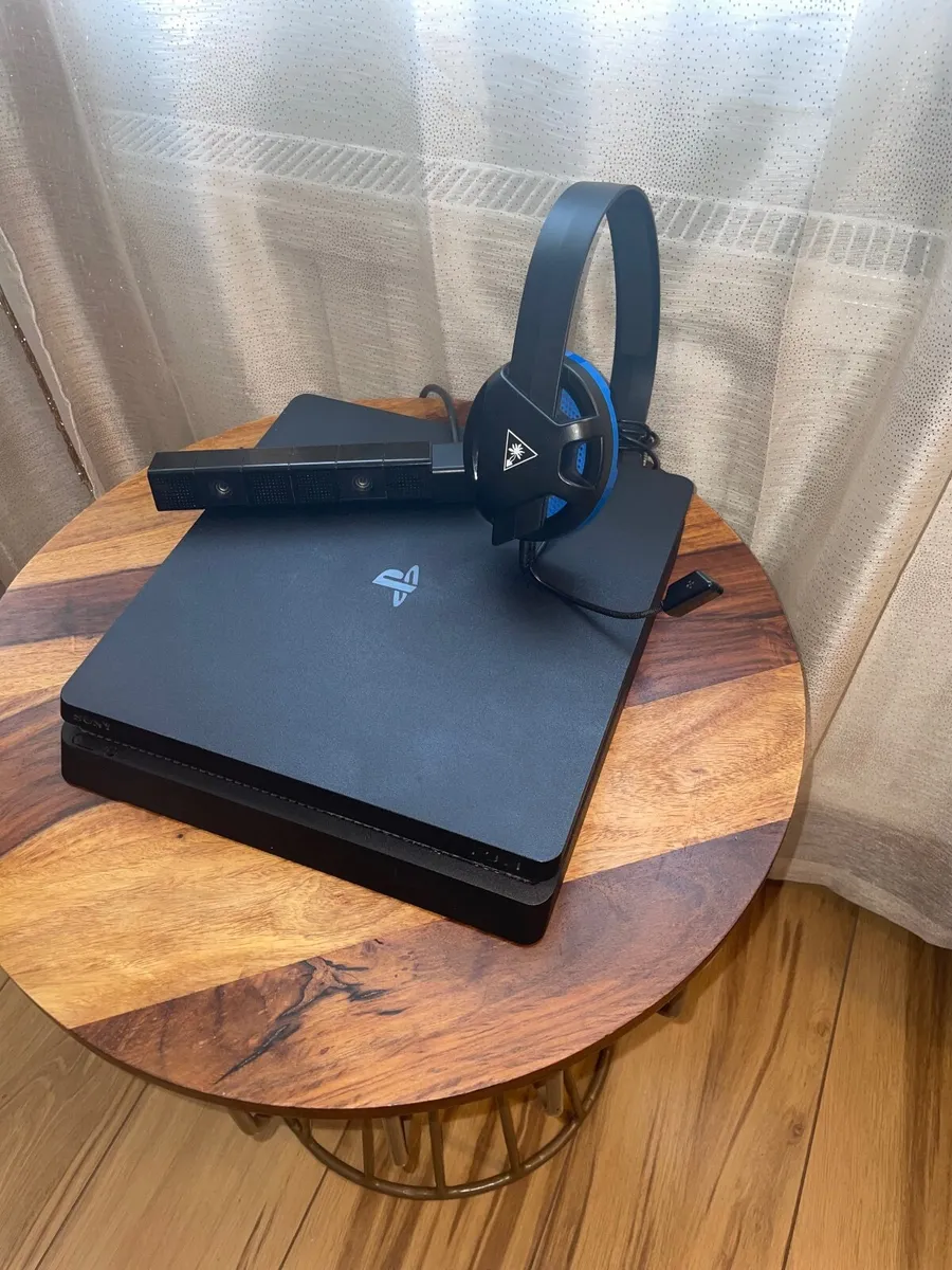 PS4 slim 500gb+turtle beach headset and ps4 camera - Image 1
