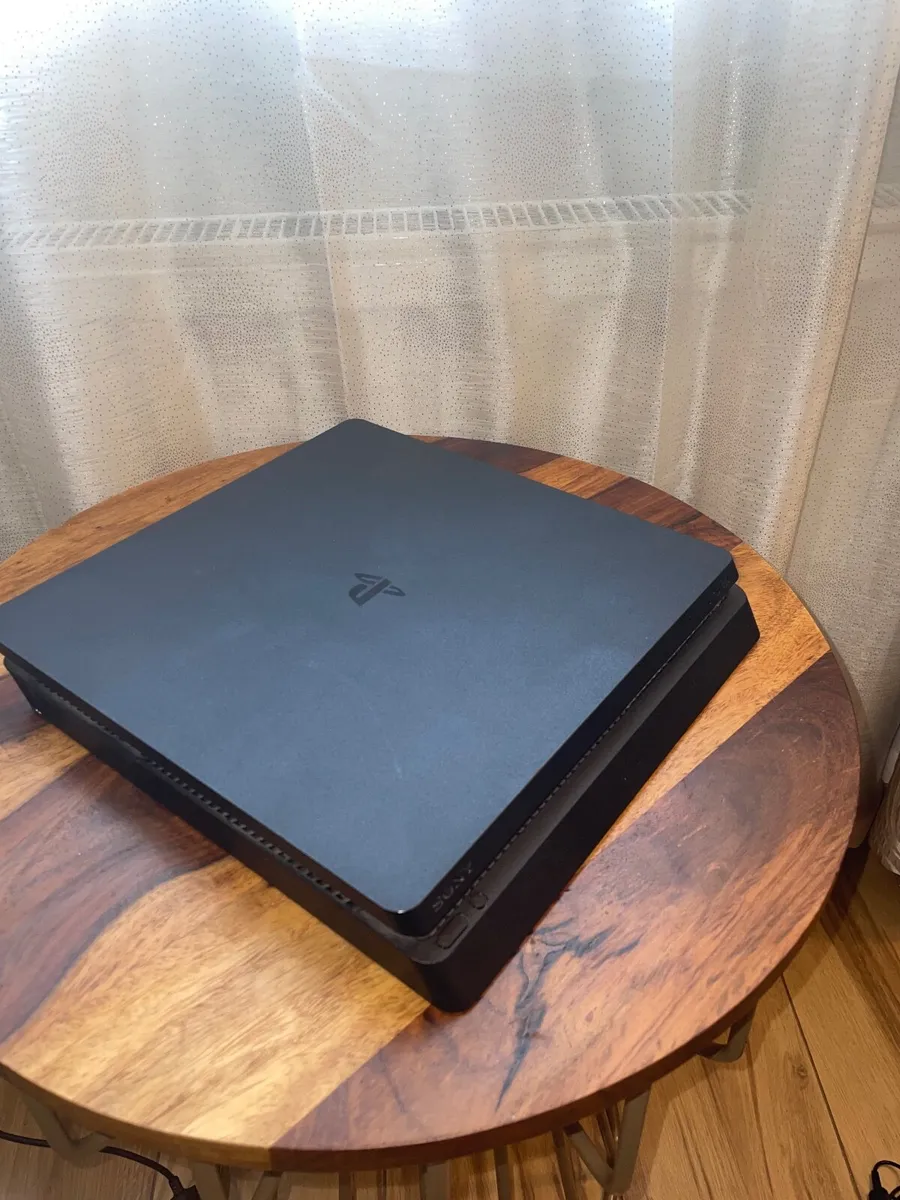 PS4 slim 500gb+turtle beach headset and ps4 camera - Image 2