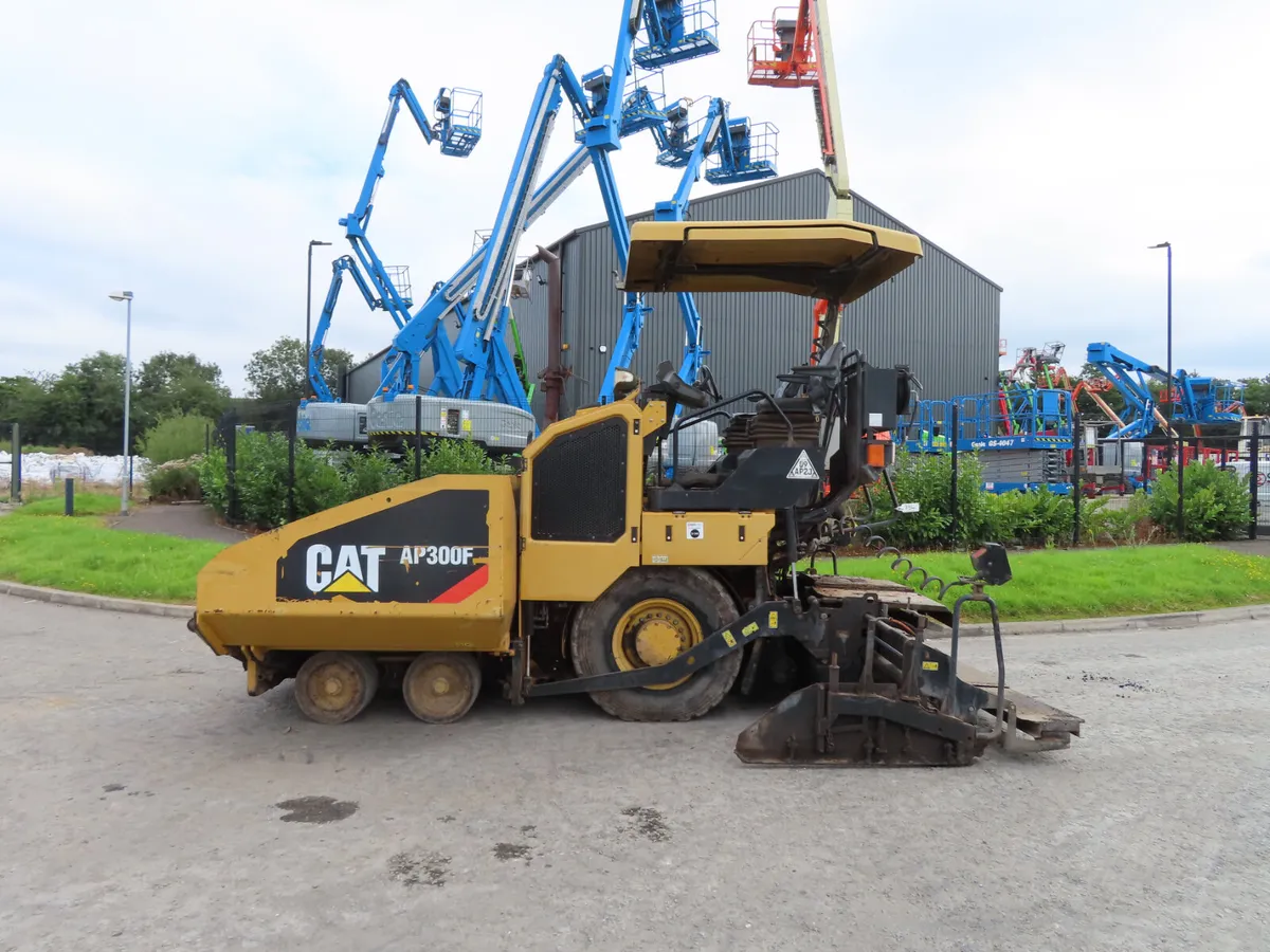 Asphalt Paver CAT AP300 YOM 2016 - Image 1