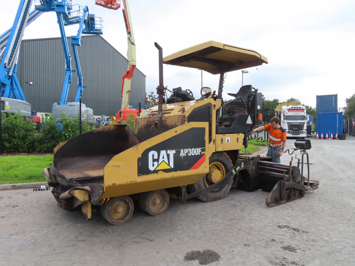 Asphalt Paver CAT AP300 YOM 2016 - Image 2