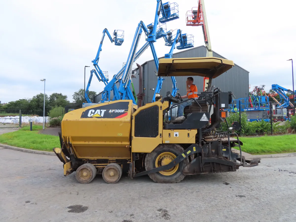 Asphalt Paver CAT AP300 YOM 2016 - Image 3