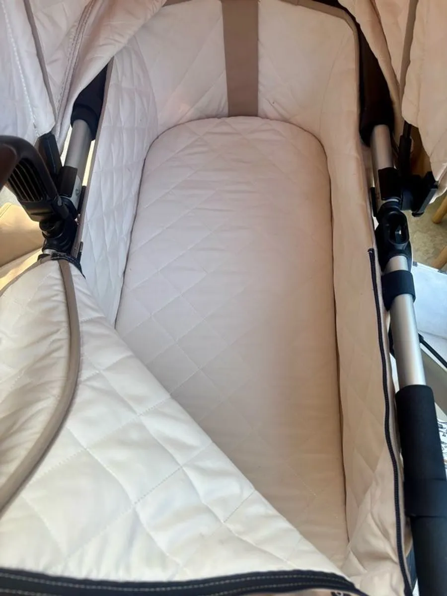 Bugaboo cameleon 3 Plus bassinet and seat stroller, two footmuffs included ( black & navy) - Image 4