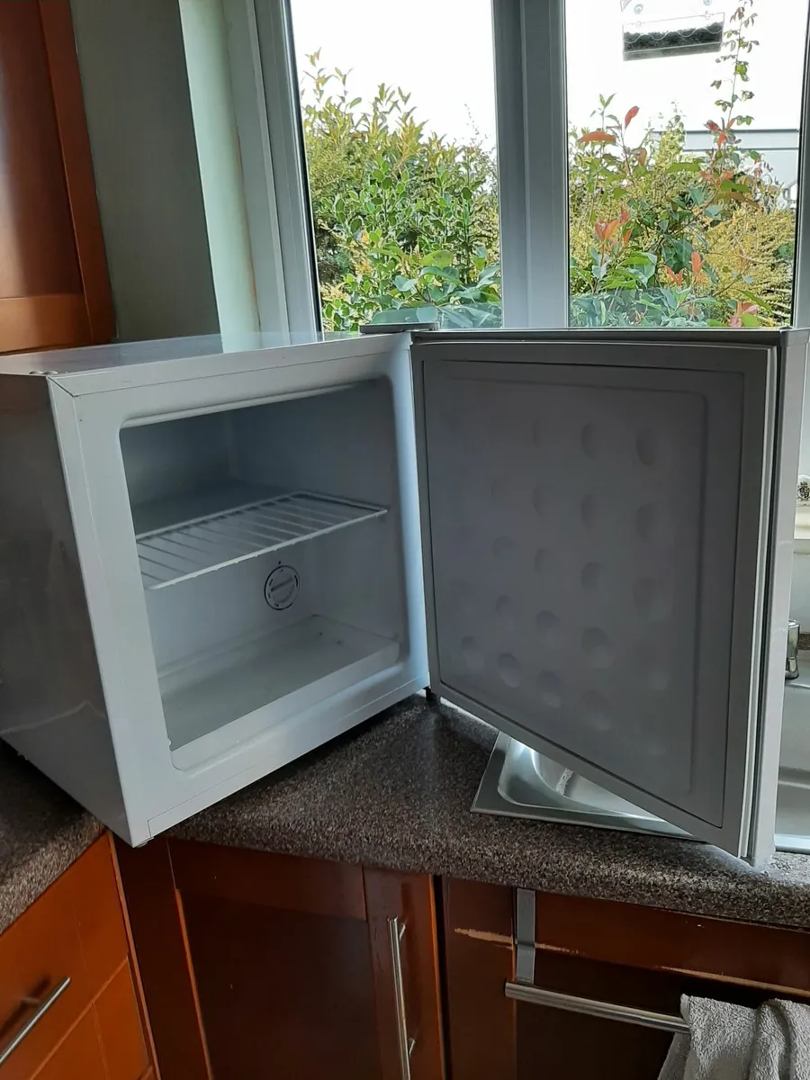Small counter top freezer - Image 3