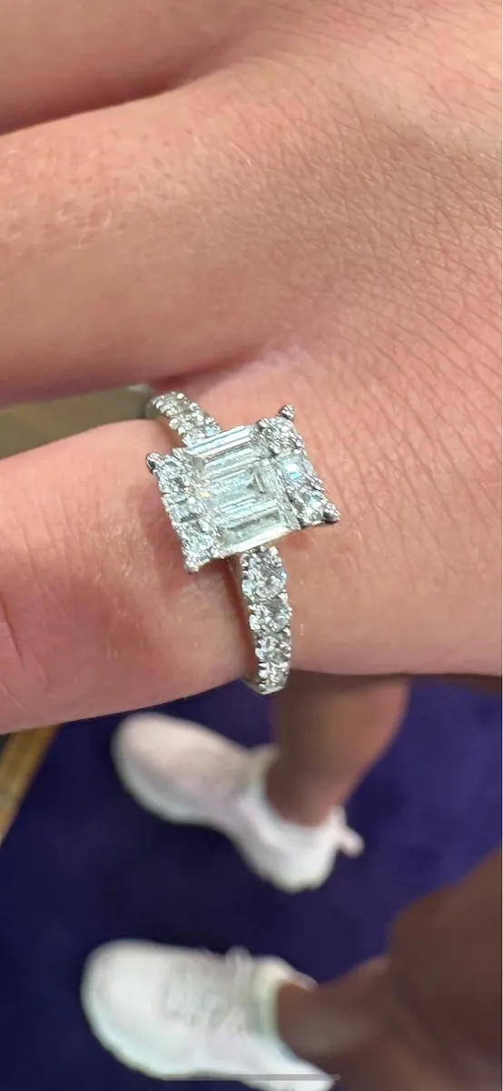 0.9 CT EMERALD CUT DIAMOND on 18K Gold - Image 1