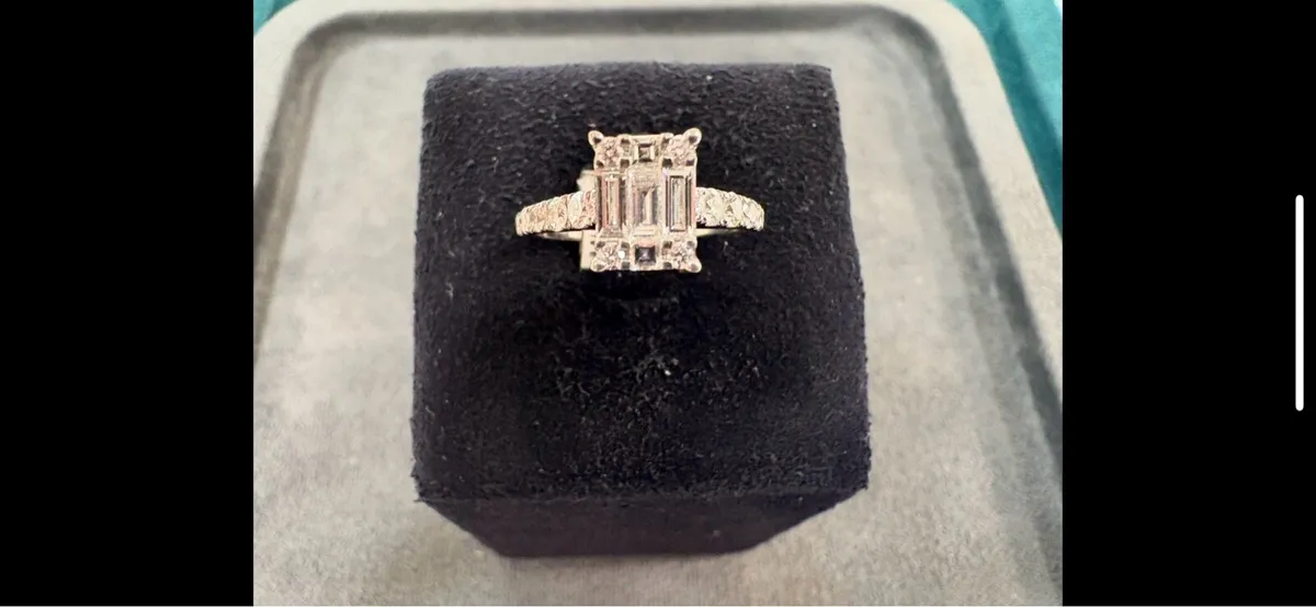0.9 CT EMERALD CUT DIAMOND on 18K Gold - Image 2