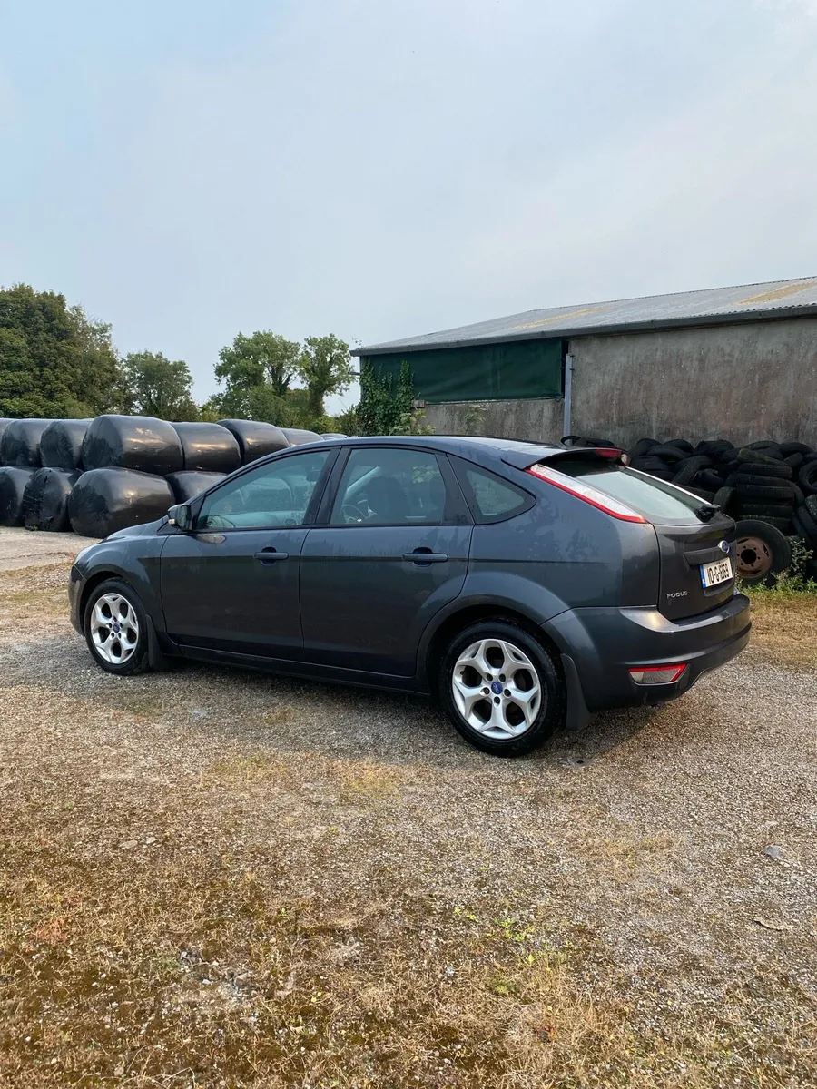 2010 Ford Focus - Image 2