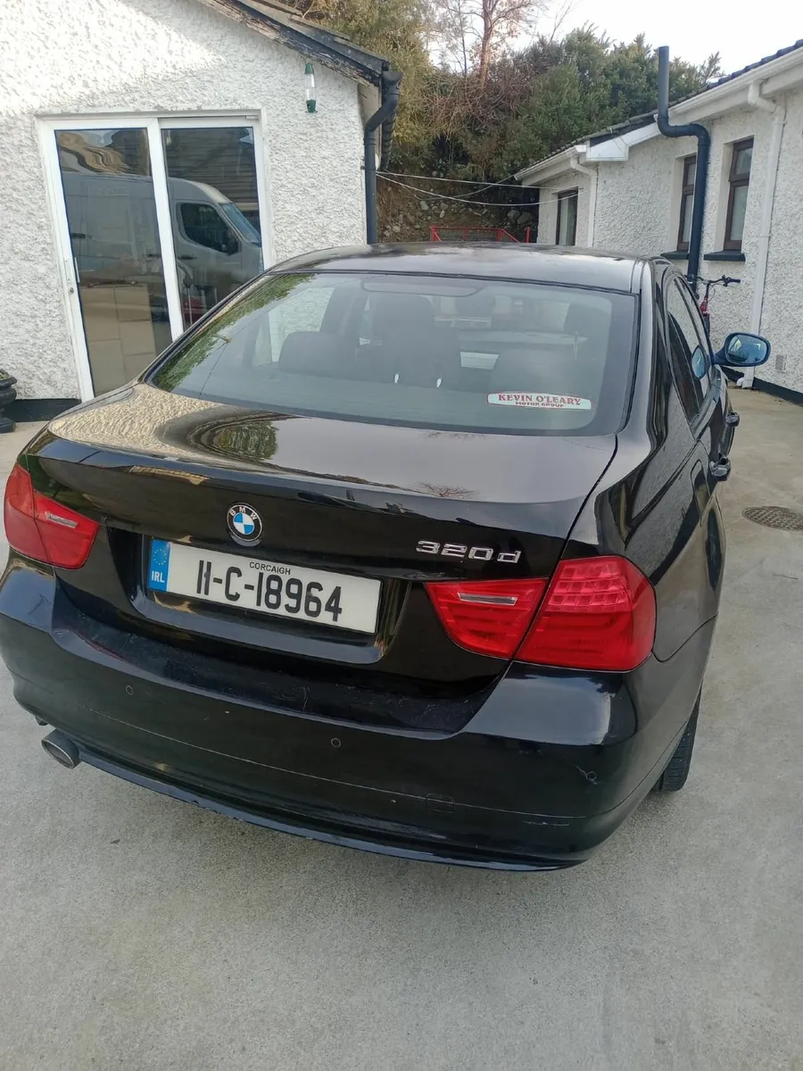 BMW 3-Series 2011 - Image 2