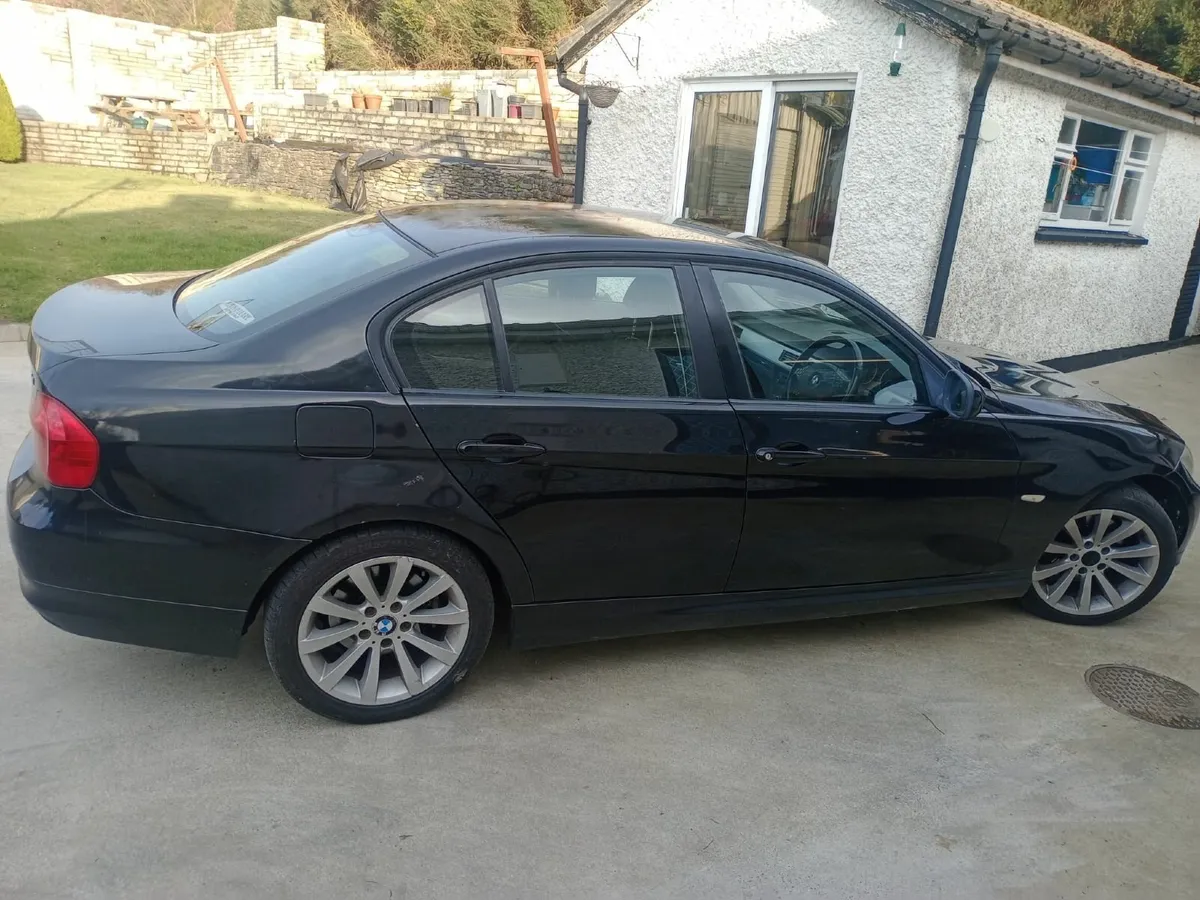 BMW 3-Series 2011 - Image 3