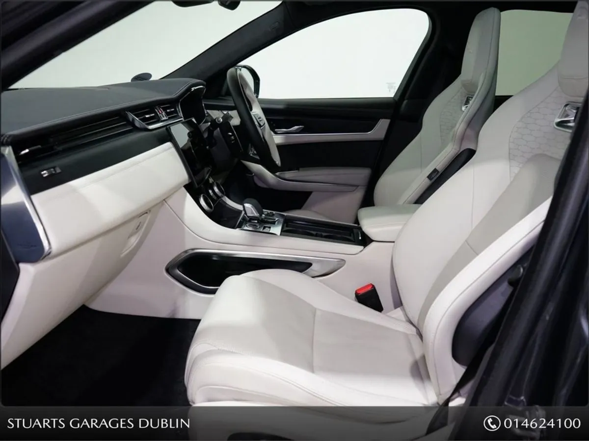 Jaguar F- PACE  r-dynamic HSE Exterior Black Pack - Image 3