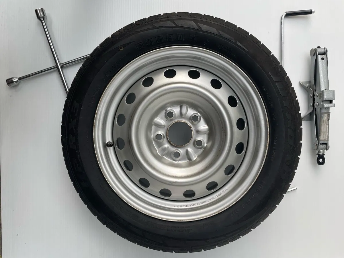 Honda Civic spare wheel with jack and wheel brace - Image 1