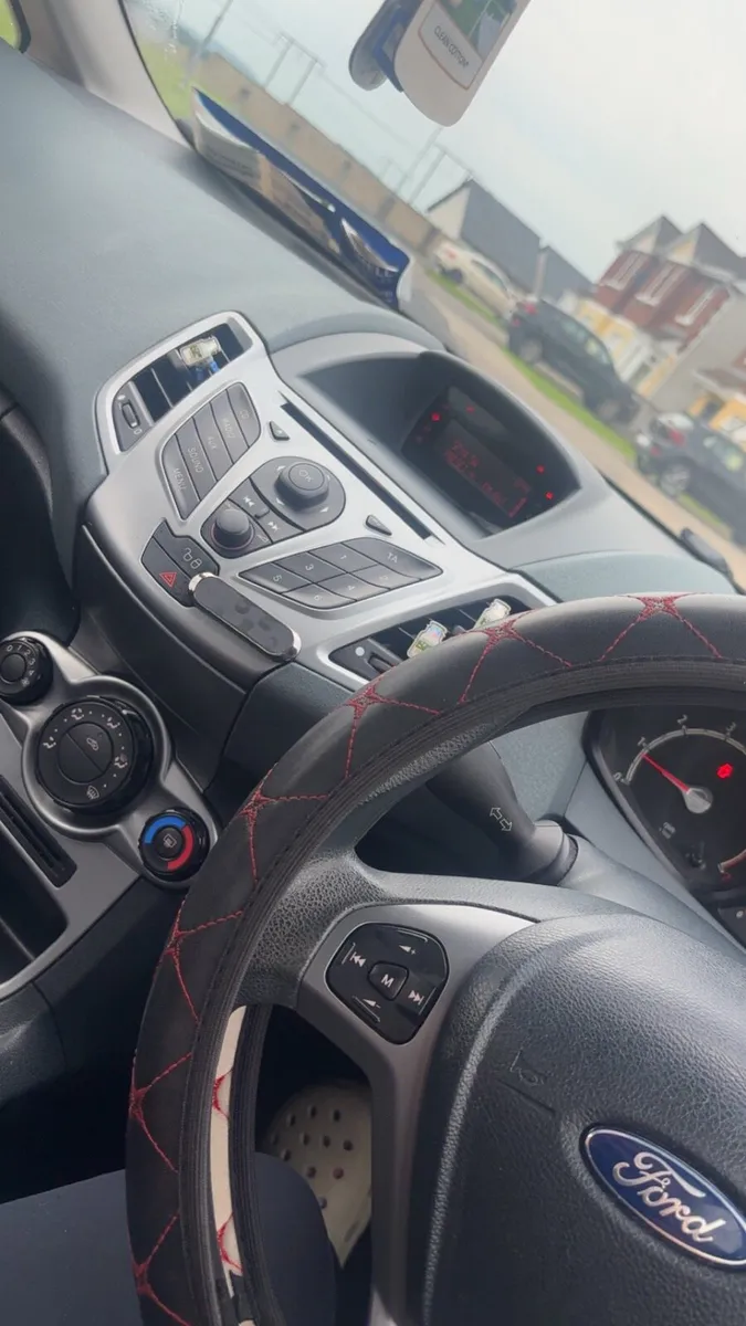 Ford Fiesta 2010 - Image 4