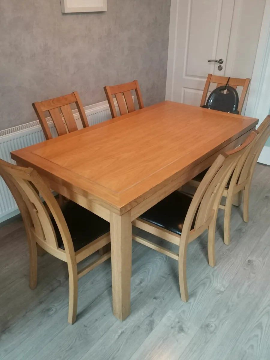 Kitchen table and chairs - Image 1