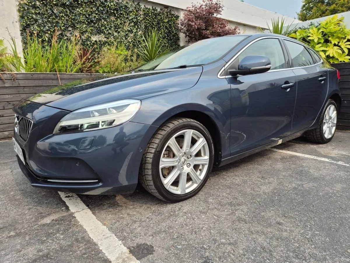 Volvo V40 1.5 T3 Auto/ Classic Inscription With P - Image 1