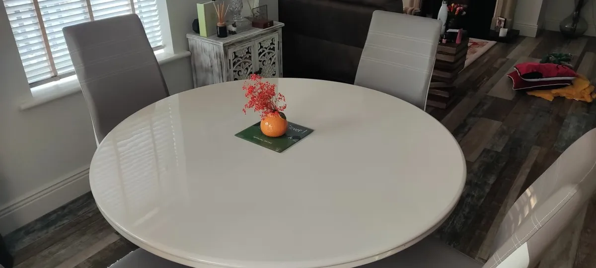 Round dining table and 4 chairs - Image 2