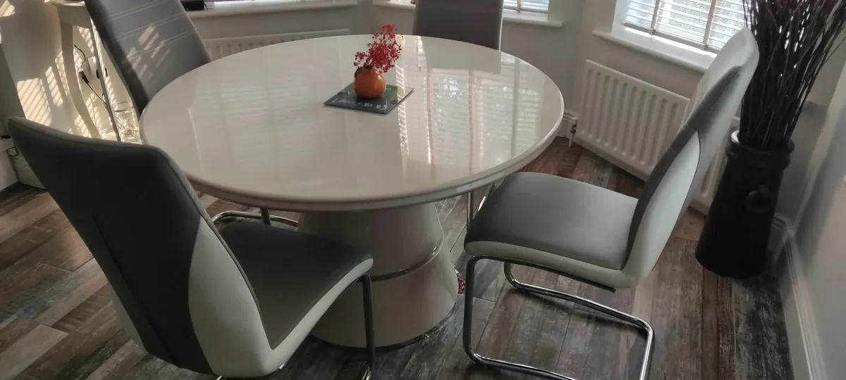 Round dining table and 4 chairs - Image 3