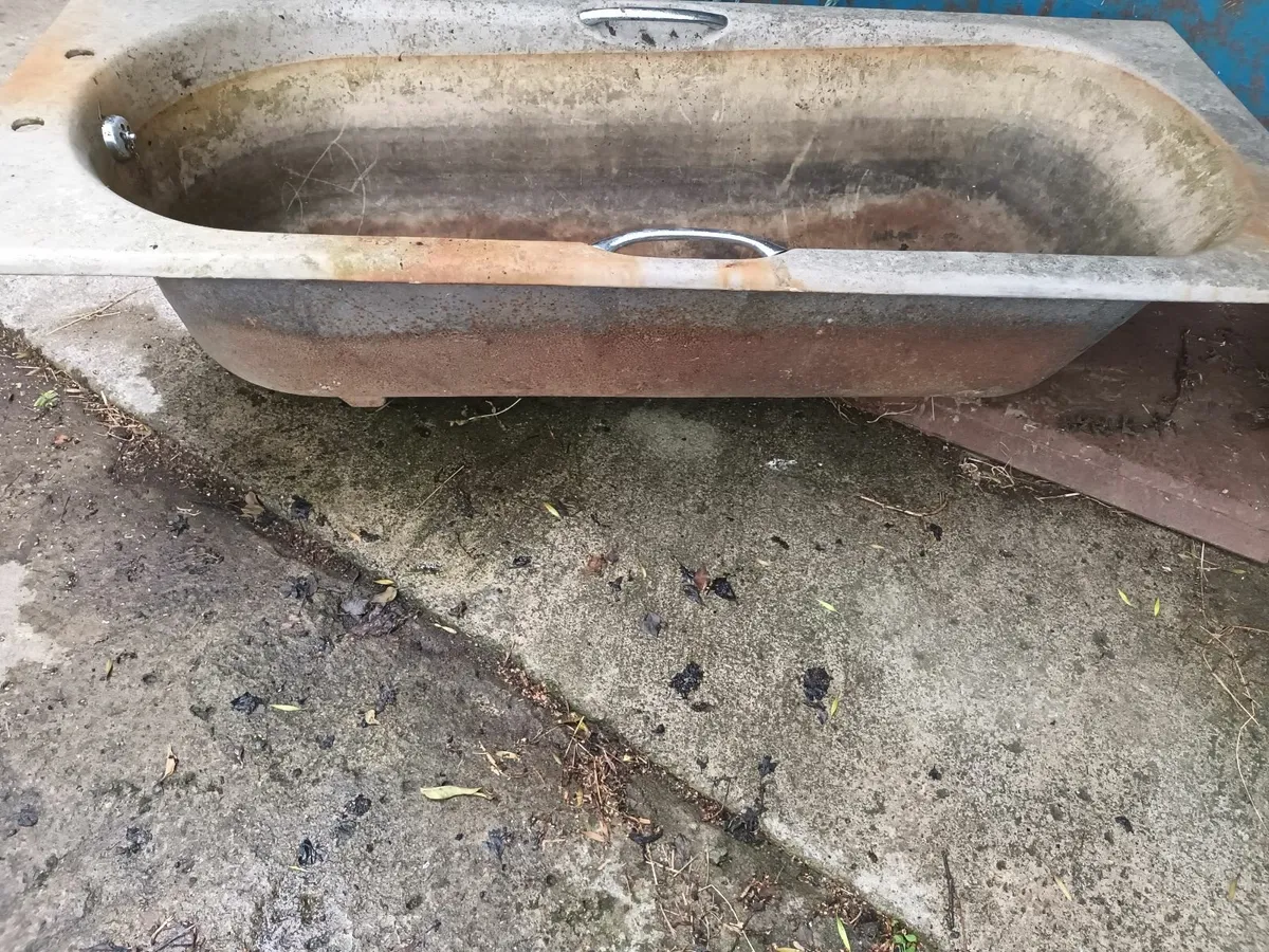 Cast iron bath - Image 1