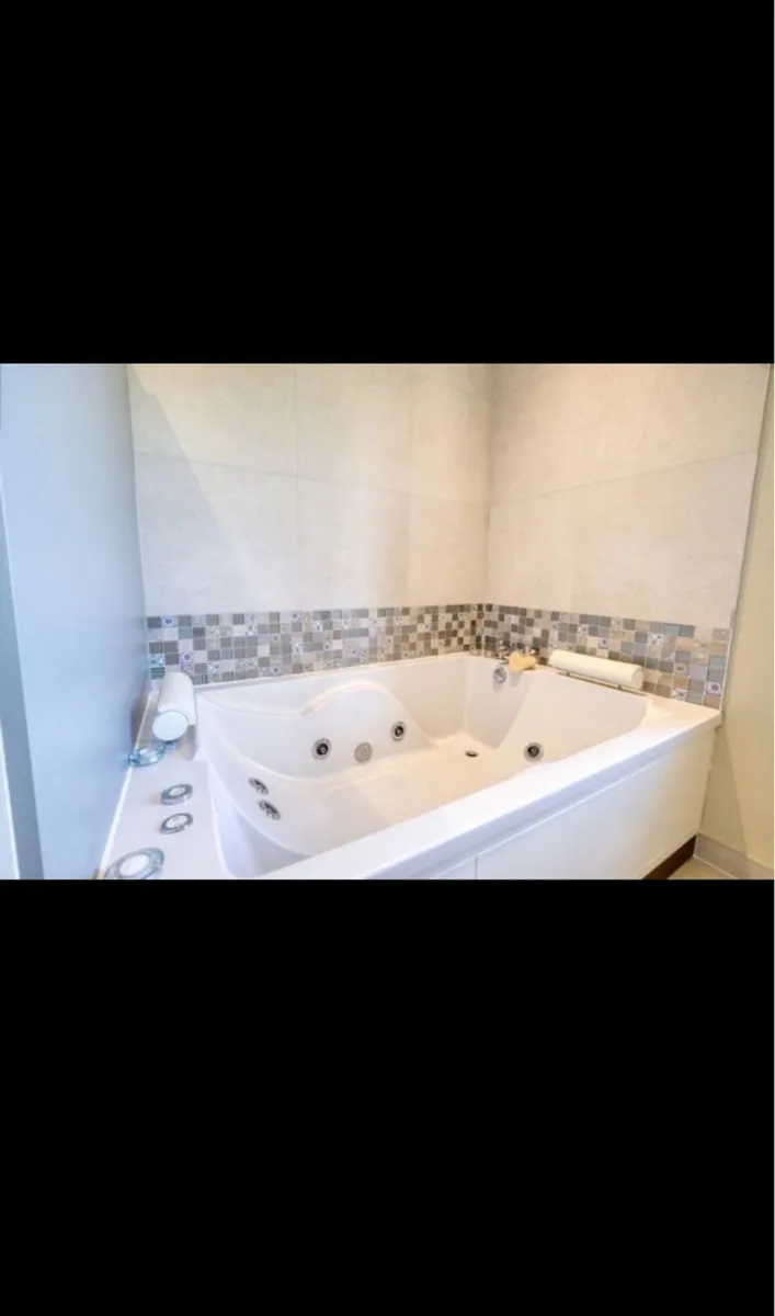 Vogue Jacuzzi 2 person bath - Image 1