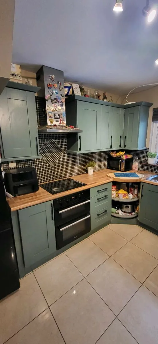 Kitchen Units & Extractor Fan - Image 2