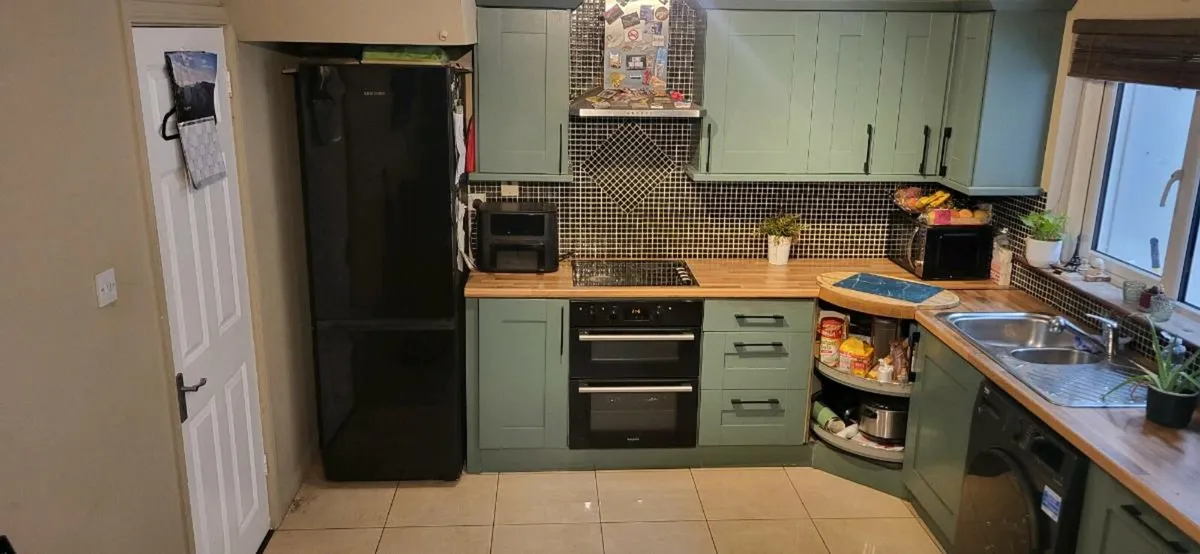 Kitchen Units & Extractor Fan - Image 3
