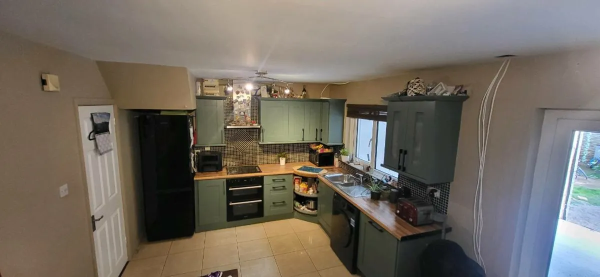Kitchen Units & Extractor Fan - Image 4